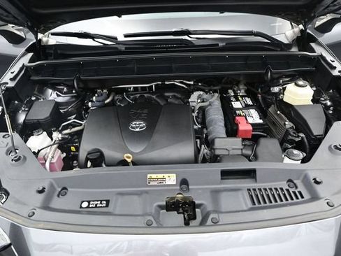 Used 2021 Toyota Highlander XLE FWD image 18