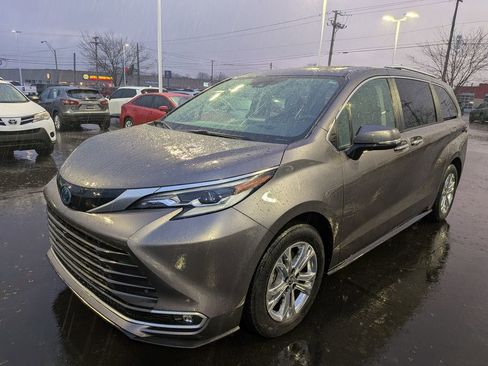 Certified 2023 Toyota Sienna Platinum image 3