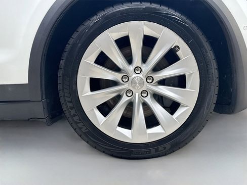 Used 2019 Tesla Model X 75D image 32