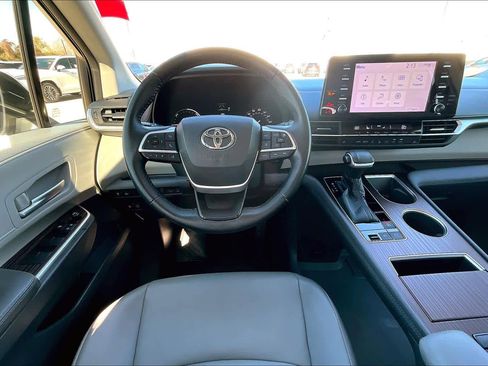 Used 2023 Toyota Sienna XLE image 6