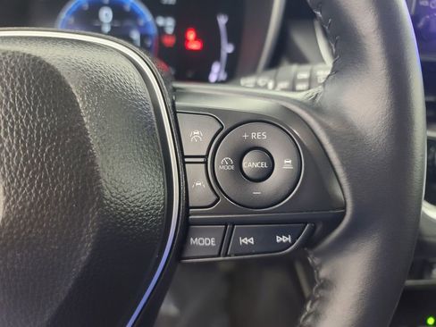 Used 2025 Toyota Corolla Cross XLE image 30