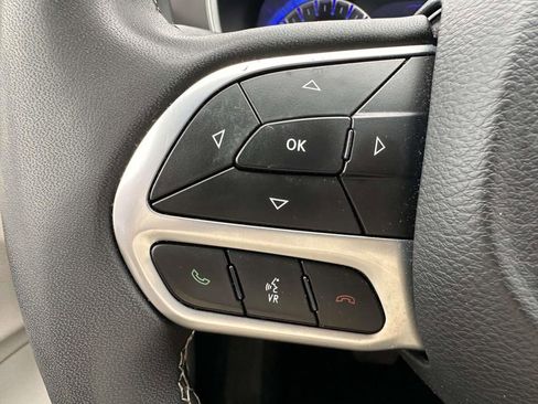 Used 2023 Chrysler Pacifica Touring-L FWD image 17