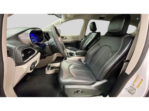 Used 2024 Chrysler Pacifica Touring-L image 11