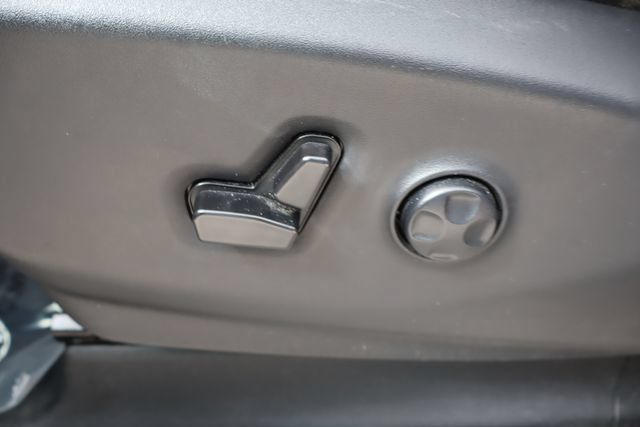 Used 2023 Chrysler Voyager LX FWD image 11