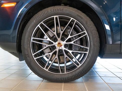 Certified 2024 Porsche Cayenne AWD/4WD image 11