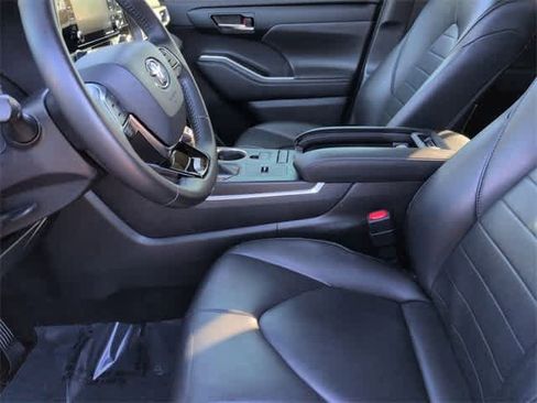 Used 2020 Toyota Highlander XLE image 17