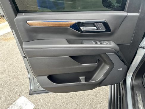 Used 2025 Chevrolet Tahoe High Country AWD/4WD image 17