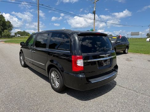 Used 2014 Chrysler Town & Country Touring-L w/ Driver Convenience Group FWD image 8