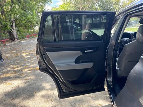 Used 2021 Toyota Highlander XLE AWD/4WD image 22