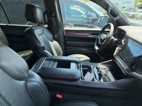 Used 2024 Jeep Wagoneer Series II w/ Flexible Seating Group AWD/4WD image 10
