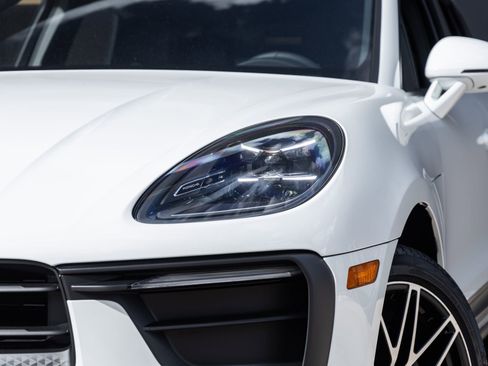 Certified 2026 Porsche Macan AWD/4WD image 17