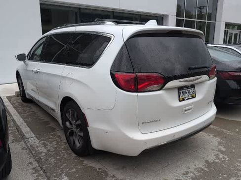 Used 2017 Chrysler Pacifica Limited w/ Advanced Safetytec Group FWD image 2