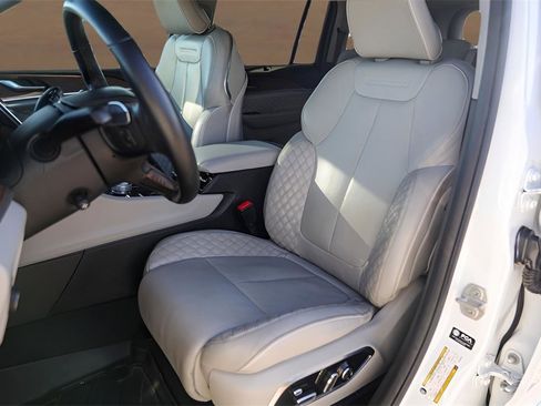 Used 2023 Jeep Grand Cherokee Summit w/ Luxury Tech Group V image 7