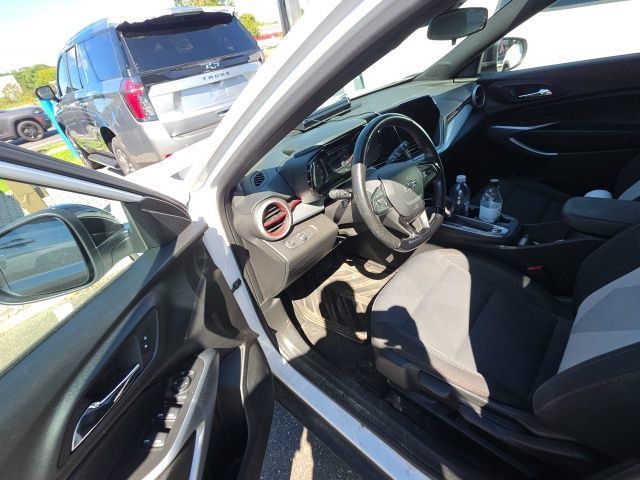 Used 2024 Chevrolet Trax RS w/ Driver Confidence Package FWD image 2