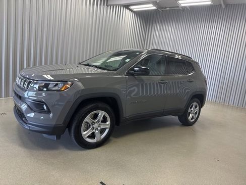 Used 2024 Jeep Compass Latitude image 2