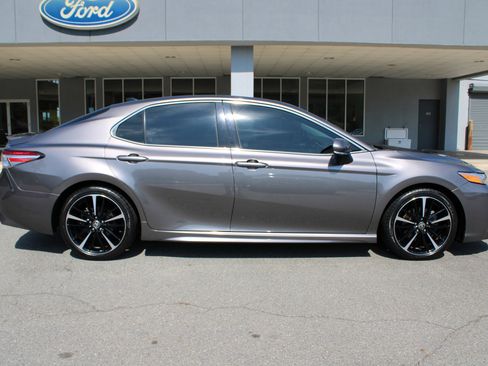 Used 2020 Toyota Camry XSE image 2