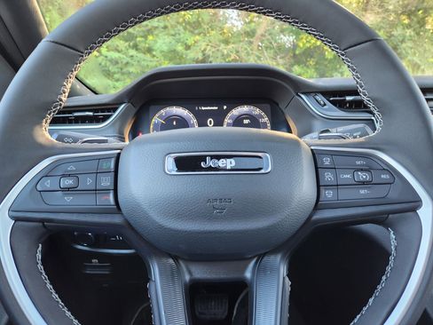 New 2025 Jeep Grand Cherokee L Altitude image 23