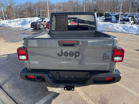 Used 2022 Jeep Gladiator Willys image 3