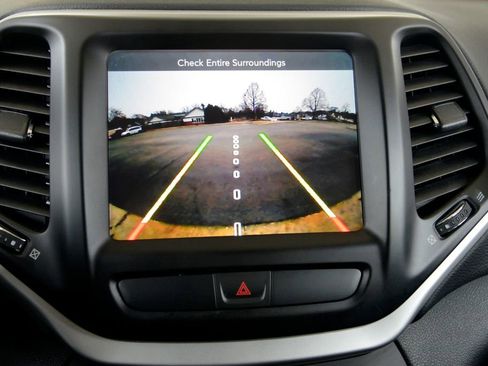 Used 2016 Jeep Cherokee Trailhawk w/ Cold Weather Group image 20