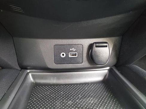 Used 2018 Nissan Rogue S image 19