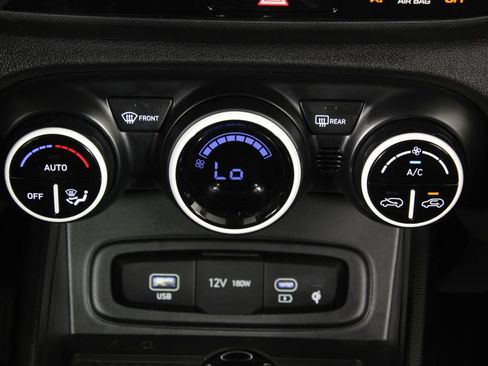 Certified 2024 Hyundai Venue Limited FWD image 22