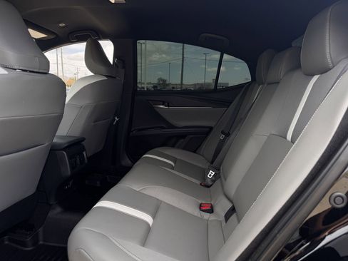 Used 2025 Toyota Camry SE image 30
