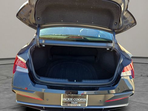 Used 2024 Hyundai Elantra Limited image 31