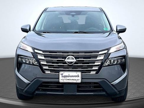 Used 2024 Nissan Rogue SV image 2