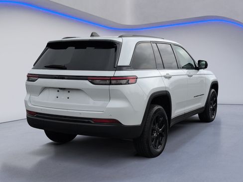 Used 2025 Jeep Grand Cherokee Altitude RWD image 5