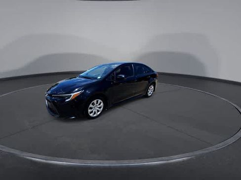 Used 2025 Toyota Corolla LE FWD image 4