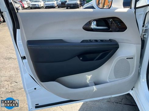 Used 2022 Chrysler Pacifica Limited w/ Uconnect Theater Family Group image 23
