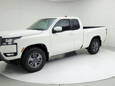 Certified 2025 Nissan Frontier SV w/ SV Convenience Package RWD image 3