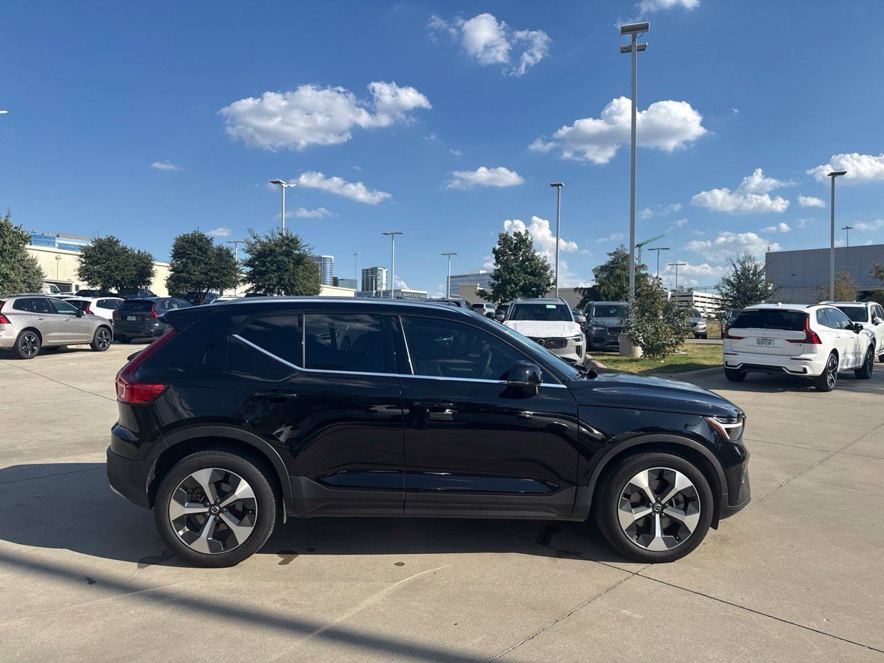 Used 2023 Volvo XC40 B5 Plus w/ Protection Package Premier AWD/4WD image 4