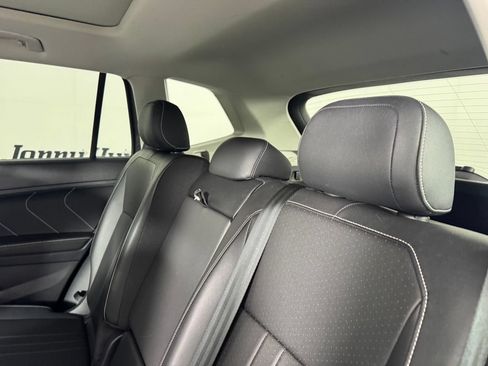 Used 2023 Volkswagen Tiguan SE w/ Panoramic Sunroof Package AWD/4WD image 30