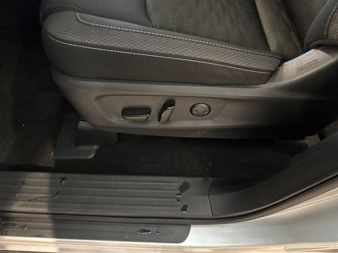 Used 2025 Nissan Pathfinder SV FWD image 22