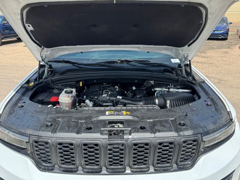 Used 2023 Jeep Grand Cherokee Altitude RWD image 20