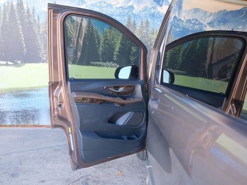 Used 2018 Mercedes-Benz Metris Passenger image 8