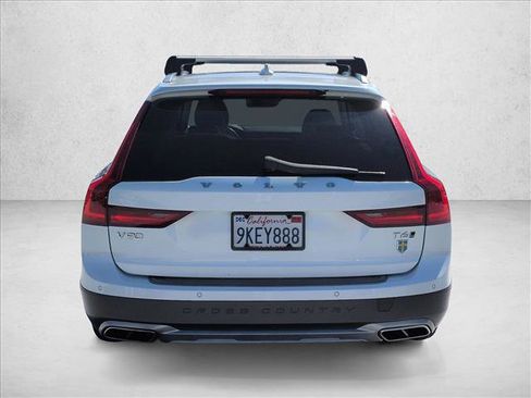 Used 2017 Volvo V90 T6 Cross Country image 6