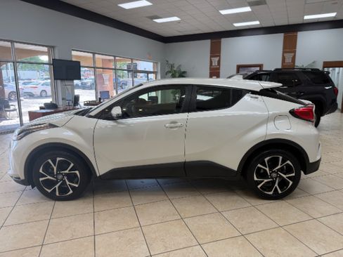 Used 2020 Toyota C-HR XLE FWD image 8