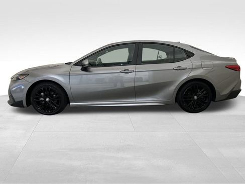 Used 2025 Toyota Camry SE FWD image 2