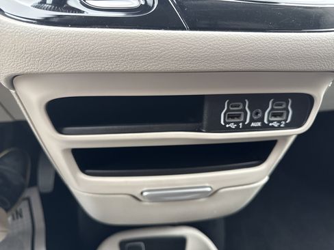 Used 2024 Chrysler Pacifica Touring-L image 22