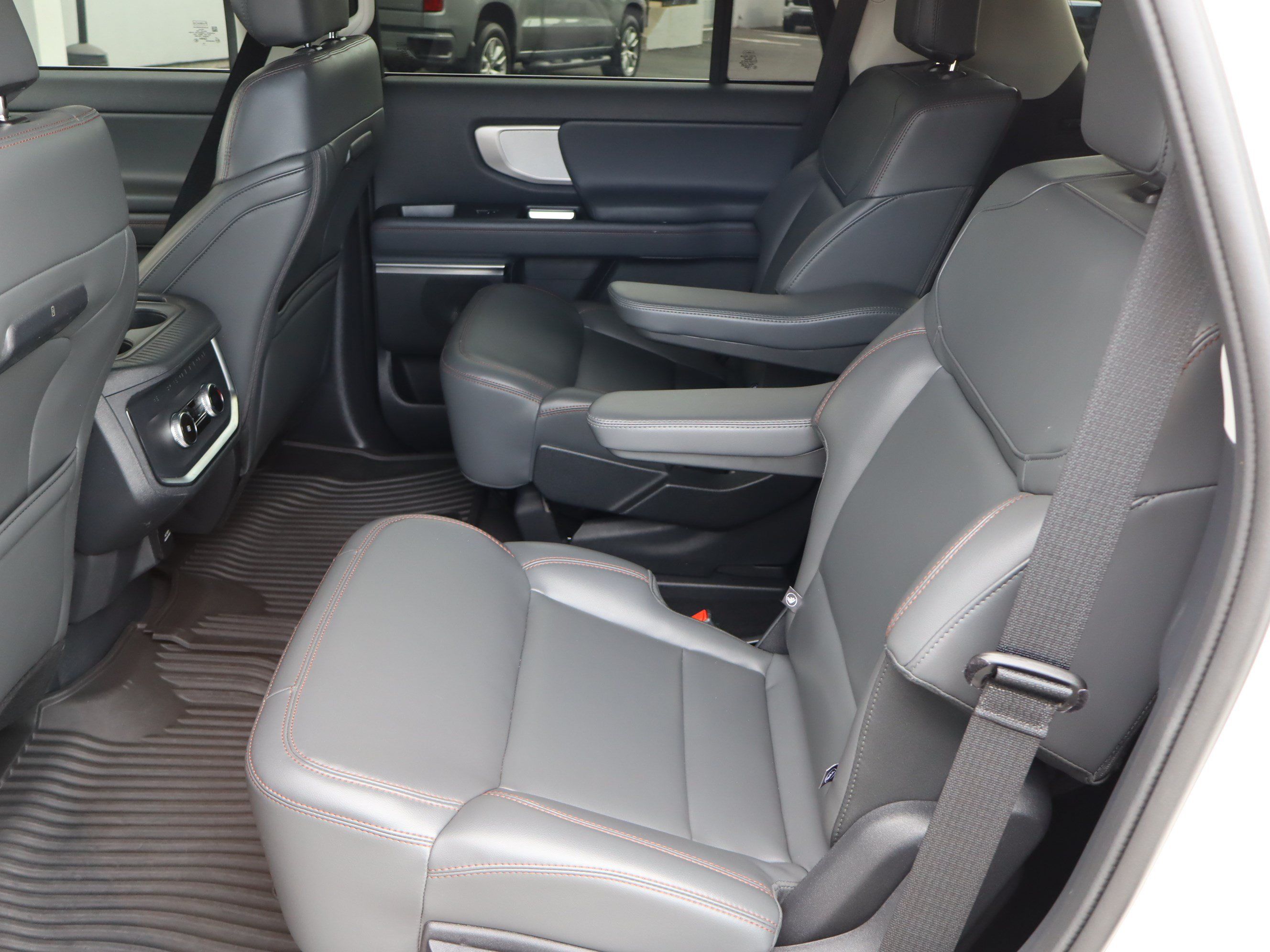 Used 2025 Ford Expedition Active RWD image 34