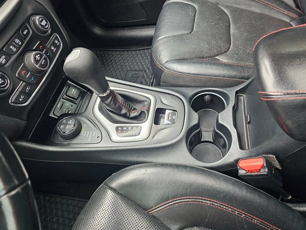 Used 2016 Jeep Cherokee Trailhawk w/ Leather Interior Group AWD/4WD image 28