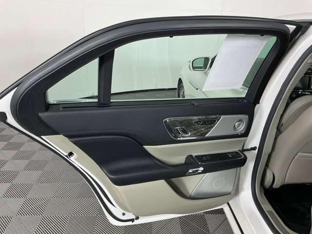 Used 2017 Lincoln Continental Reserve w/ Luxury Package AWD/4WD image 30