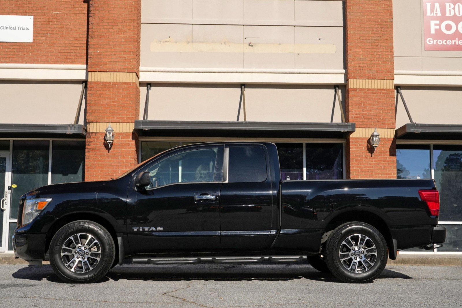 Used 2021 Nissan Titan SV w/ SV Convenience Package RWD image 8