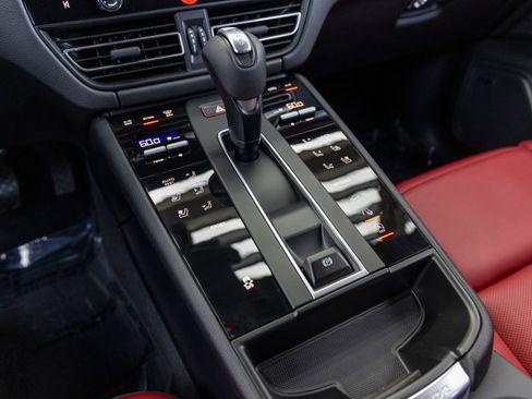 New 2025 Porsche Macan image 38