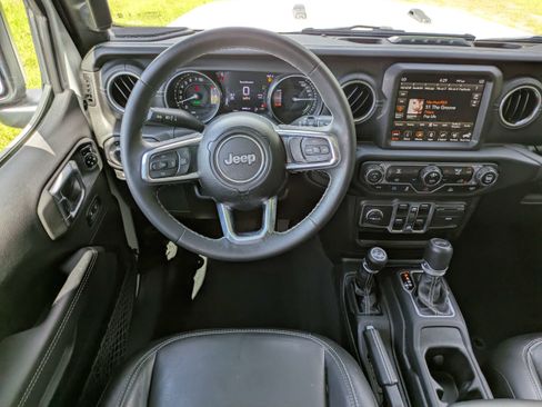 Used 2023 Jeep Wrangler Unlimited Sahara AWD/4WD image 16