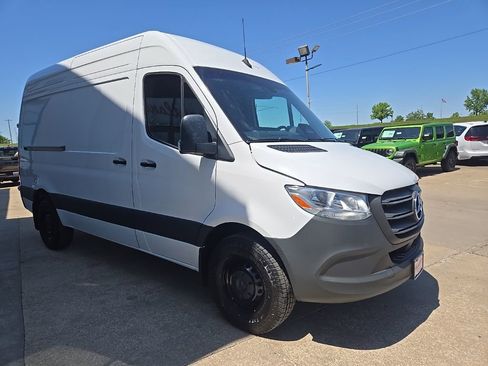 Used 2025 Mercedes-Benz Sprinter 2500 image 11