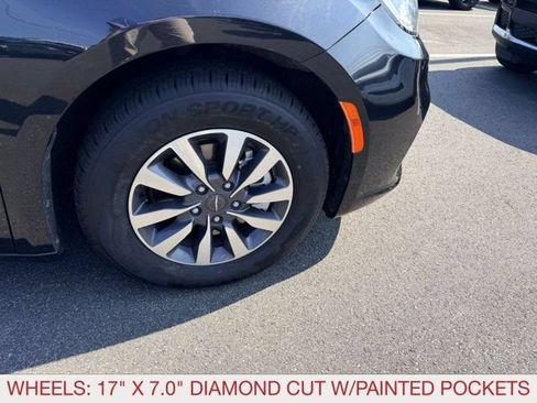 Used 2023 Chrysler Pacifica Touring-L FWD image 8