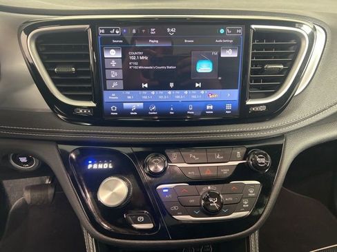 Certified 2025 Chrysler Pacifica Limited image 20